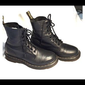 Dr Martens airwave boots